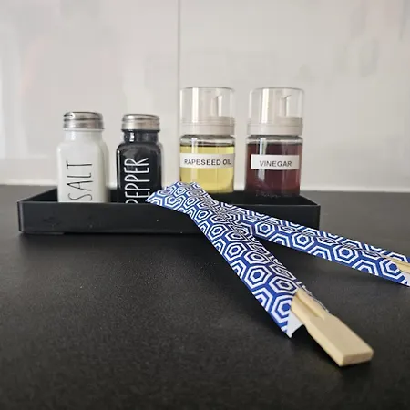 Modern Immaculate With Ac & Parking, Outside The Caz