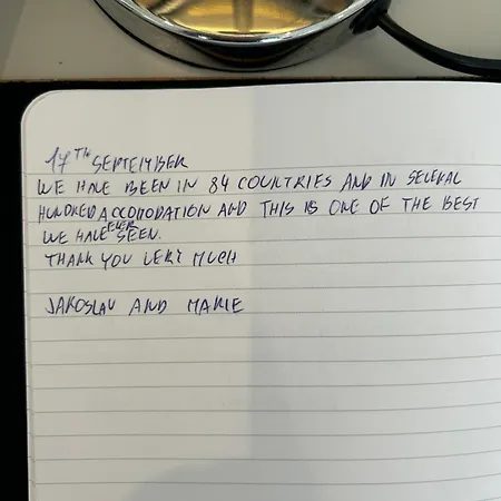 Modern Immaculate With Ac & Parking, Outside The Caz