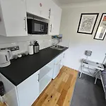 Modern Immaculate With Ac & Parking, Outside The Caz Apartment Bristol