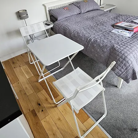 Modern Immaculate With Ac & Parking, Outside The Caz