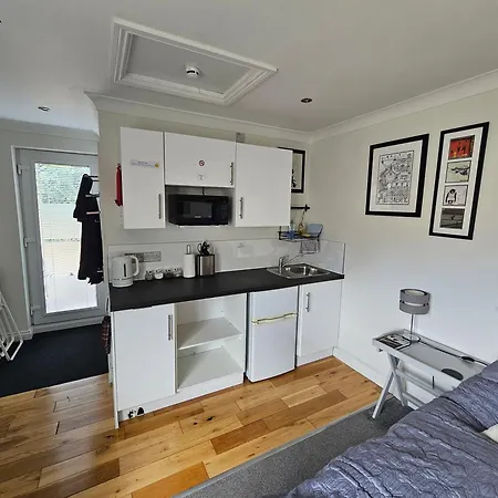 Appartement Modern Immaculate With Ac & Parking, Outside The Caz