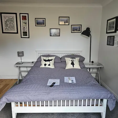 Modern Immaculate With Ac & Parking, Outside The Caz Appartement *