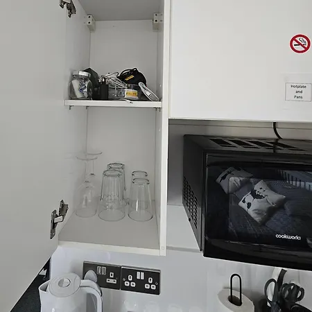 Modern Immaculate With Ac & Parking, Outside The Caz *