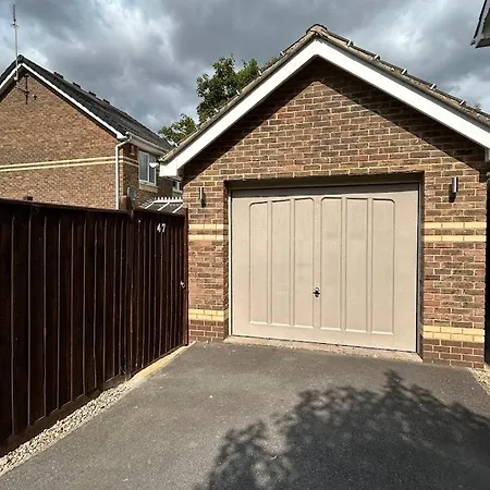 Modern Immaculate With Ac & Parking, Outside The Caz