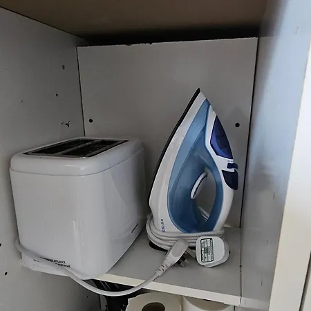 Modern Immaculate With Ac & Parking, Outside The Caz Apartment *