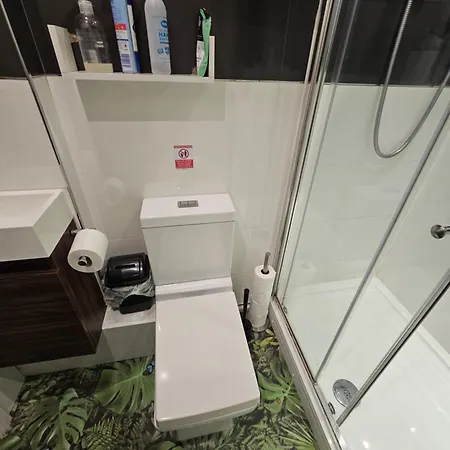 Modern Immaculate With Ac & Parking, Outside The Caz 아파트