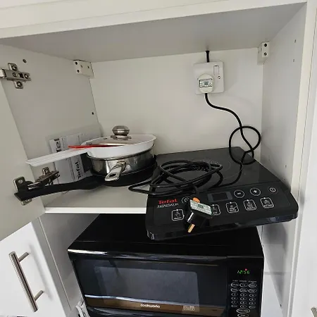 Modern Immaculate With Ac & Parking, Outside The Caz Appartement *