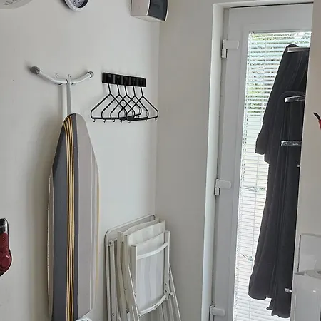 Modern Immaculate With Ac & Parking, Outside The Caz *