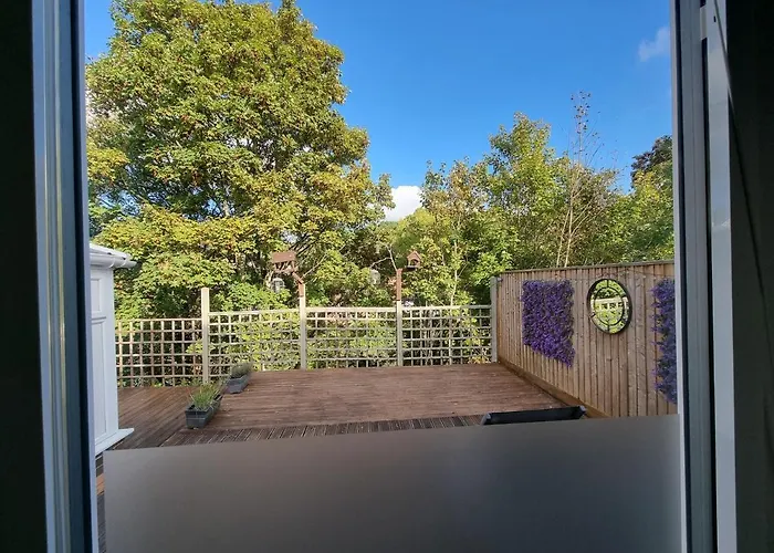 Modern Immaculate With Ac & Parking, Outside The Caz Апартаменти Бристоль