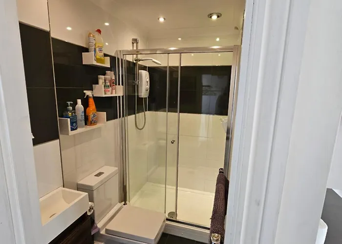 Appartement Modern Immaculate With Ac & Parking, Outside The Caz Bristol