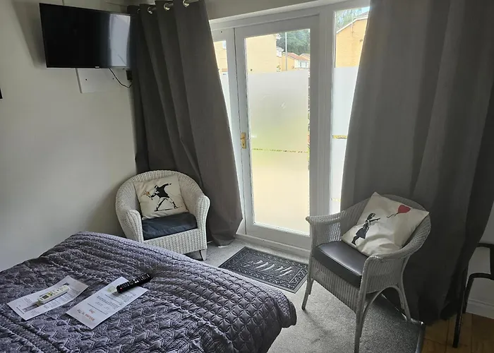 Modern Immaculate With Ac & Parking, Outside The Caz Apartamento Bristol