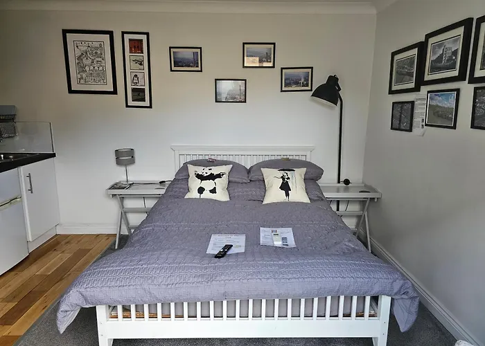 Modern Immaculate With Ac & Parking, Outside The Caz Апартаменти *