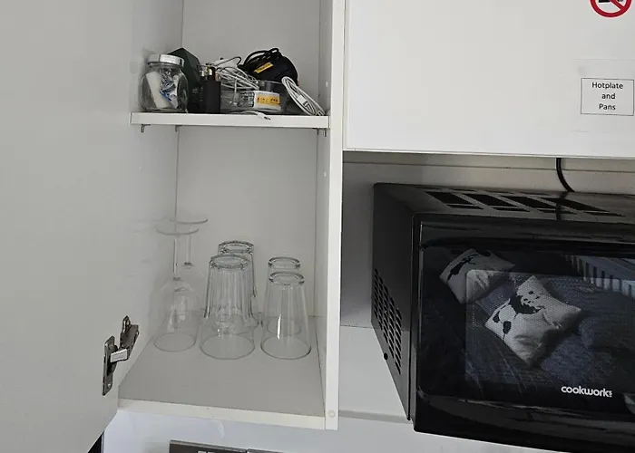 Modern Immaculate With Ac & Parking, Outside The Caz *