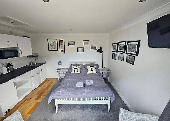 Modern Immaculate With Ac & Parking, Outside The Caz Apartment *