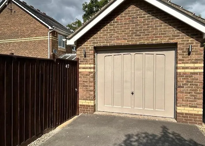 Modern Immaculate With Ac & Parking, Outside The Caz