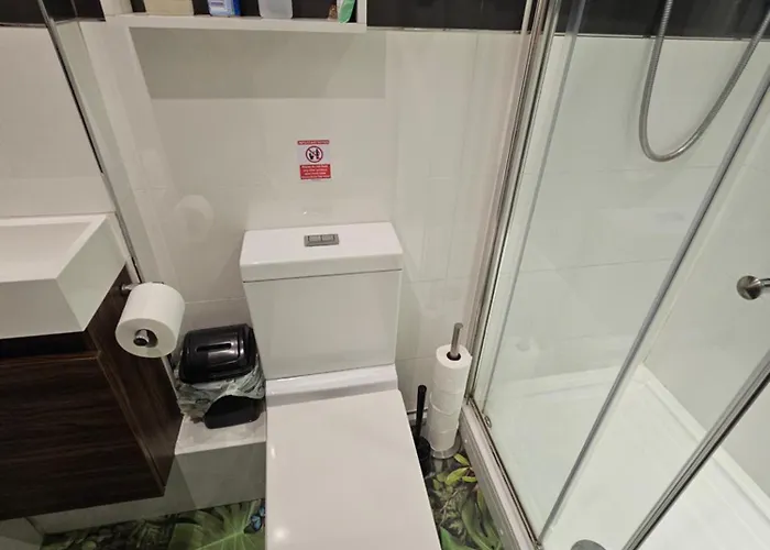 Modern Immaculate With Ac & Parking, Outside The Caz Apartment