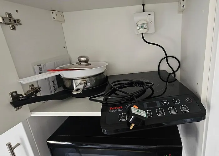 Modern Immaculate With Ac & Parking, Outside The Caz Apartment *