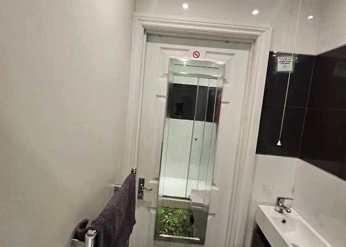 Апартаменти Modern Immaculate With Ac & Parking, Outside The Caz *