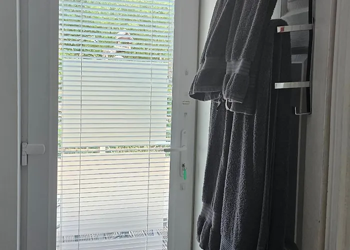 Modern Immaculate With Ac & Parking, Outside The Caz Bristol