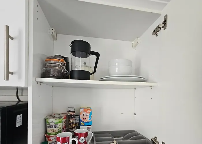 Апартаменти Modern Immaculate With Ac & Parking, Outside The Caz Бристоль