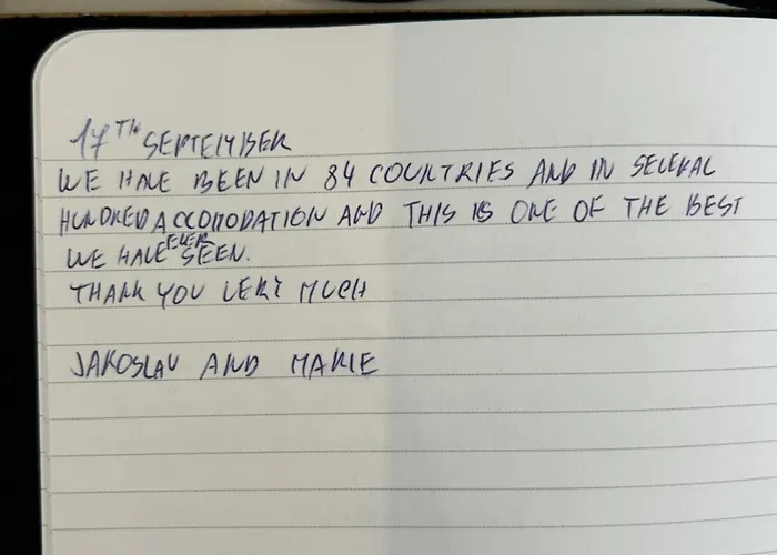 Modern Immaculate With Ac & Parking, Outside The Caz