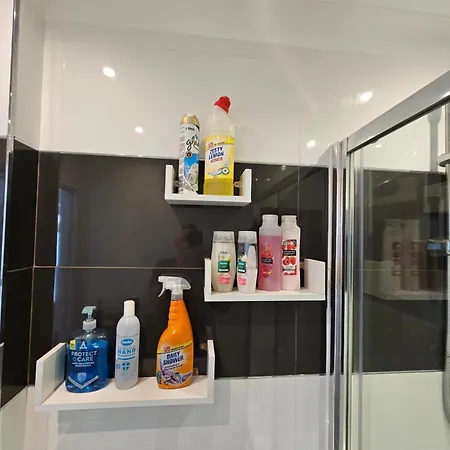 Modern Immaculate With Ac & Parking, Outside The Caz 布里斯托