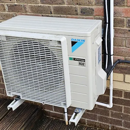 Modern Immaculate With Ac & Parking, Outside The Caz 布里斯托