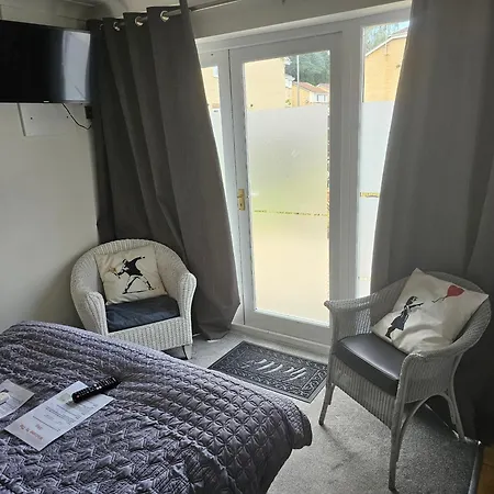 Modern Immaculate With Ac & Parking, Outside The Caz Apartament Bristol