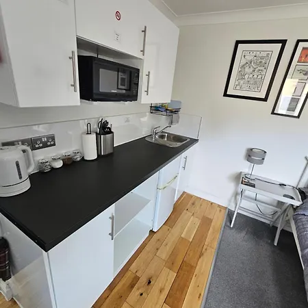 Modern Immaculate With Ac & Parking, Outside The Caz Apartament Bristol
