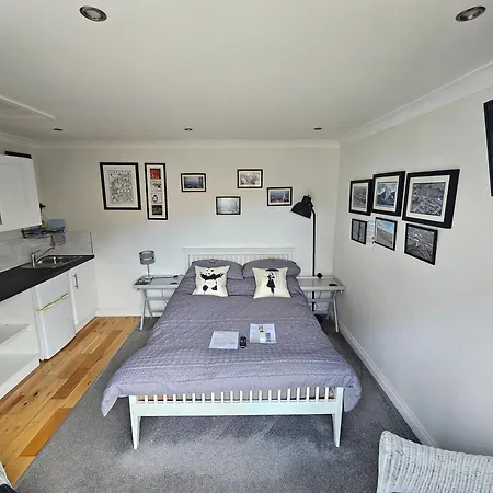 Modern Immaculate With Ac & Parking, Outside The Caz Apartament *