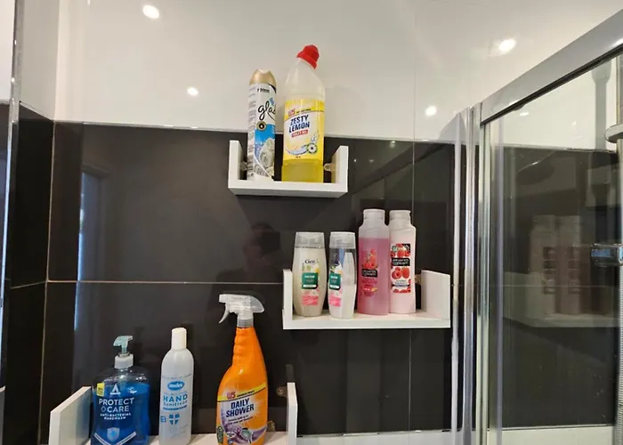 Modern Immaculate With Ac & Parking, Outside The Caz Bristol