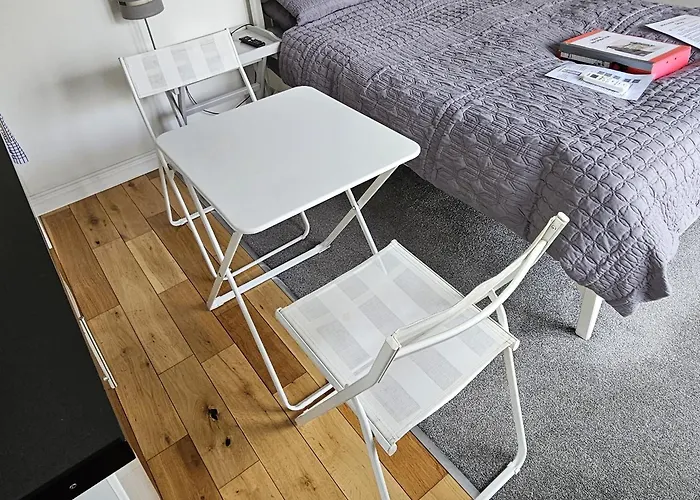 Modern Immaculate With Ac & Parking, Outside The Caz