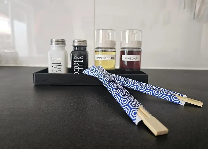 Modern Immaculate With Ac & Parking, Outside The Caz