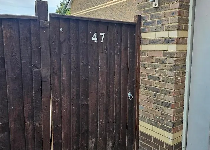 Apartament Modern Immaculate With Ac & Parking, Outside The Caz Bristol