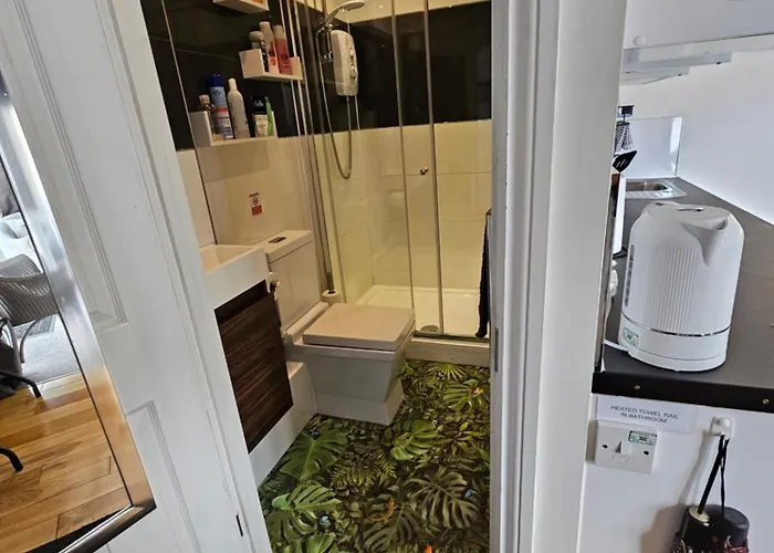 Modern Immaculate With Ac & Parking, Outside The Caz Appartement Bristol