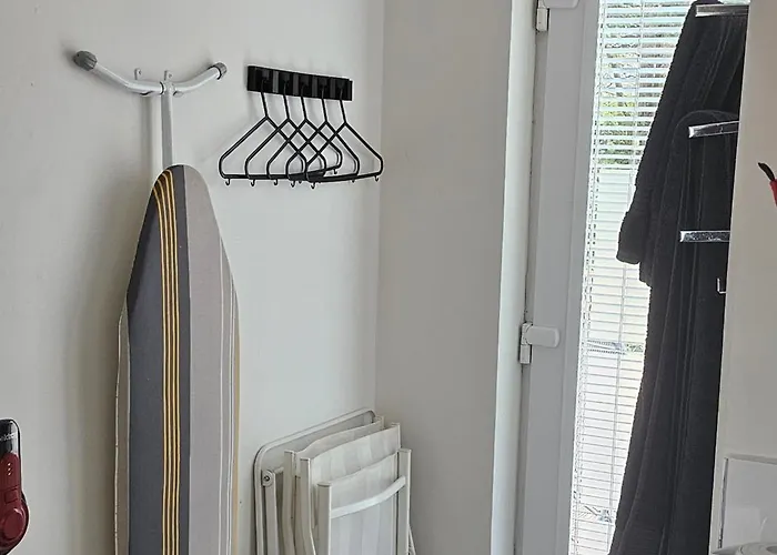 Modern Immaculate With Ac & Parking, Outside The Caz *